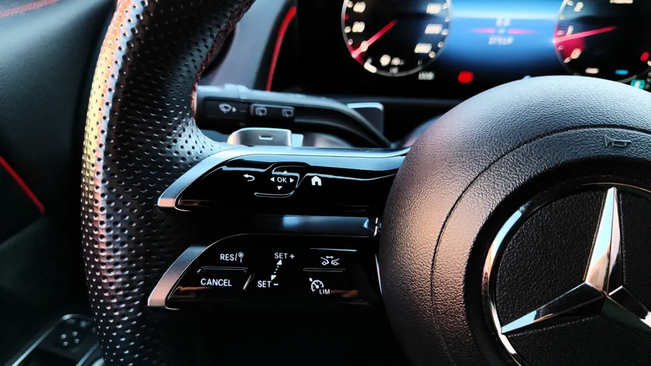 MERCEDES-BENZ GLB GLB 200 AMG Line 7G-DCT