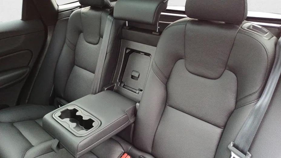 VOLVO XC60 XC60 T6 Plug-In Hybrid AWD Plus Dark aut