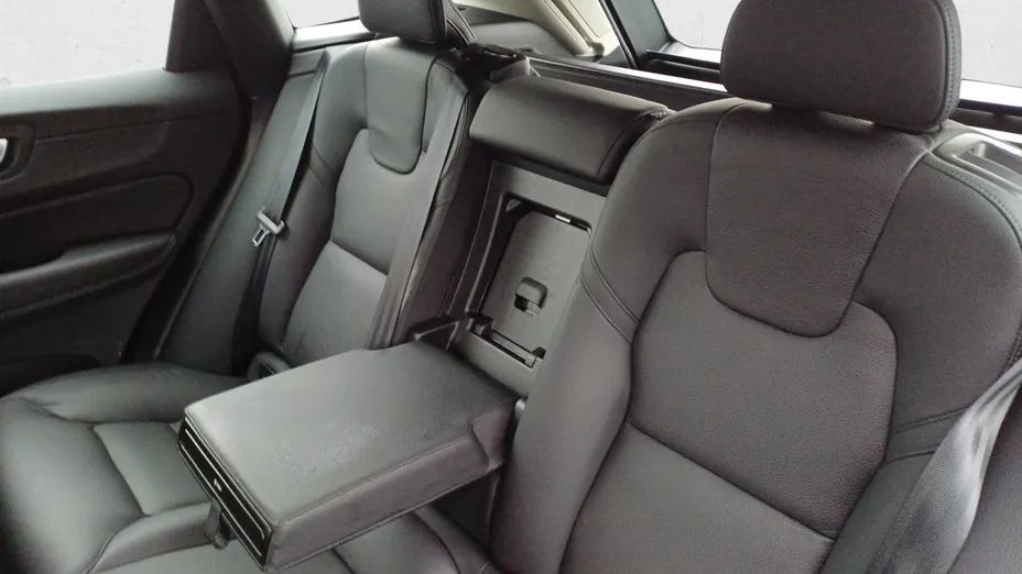 VOLVO XC60 XC60 B5 B AWD Plus Dark aut