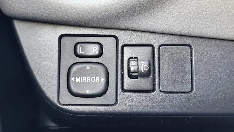 TOYOTA Yaris -