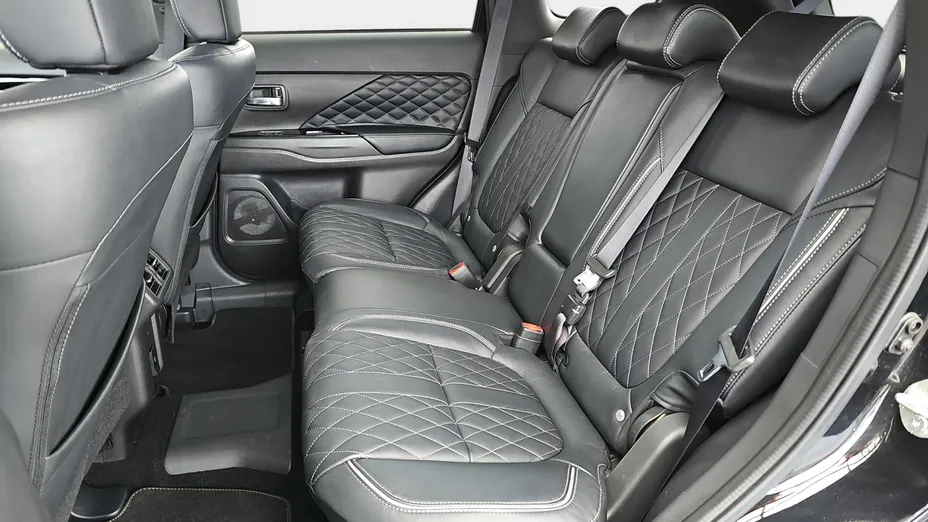 MITSUBISHI Outlander Outlander PHEV Instyle +