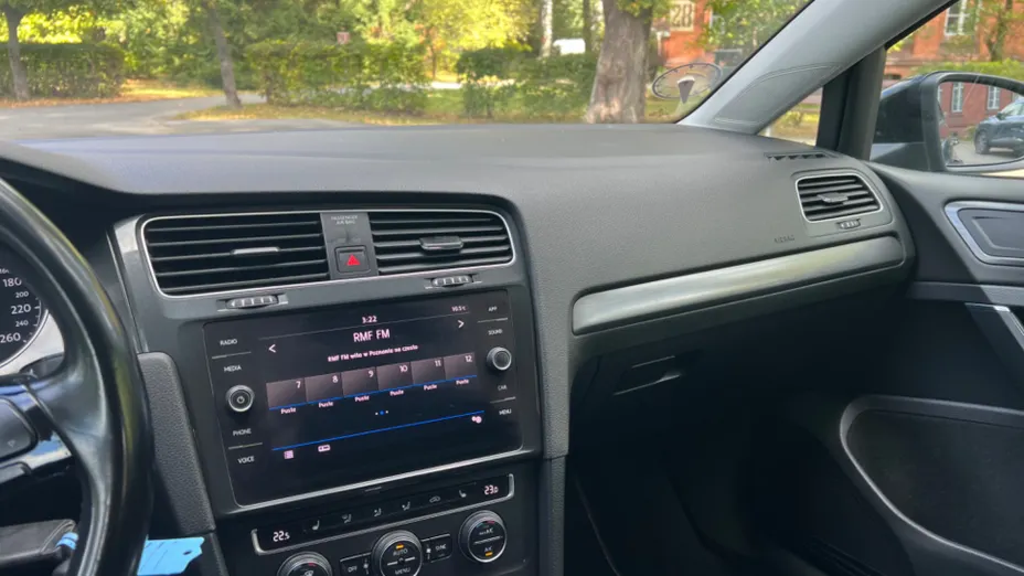 VOLKSWAGEN Golf -
