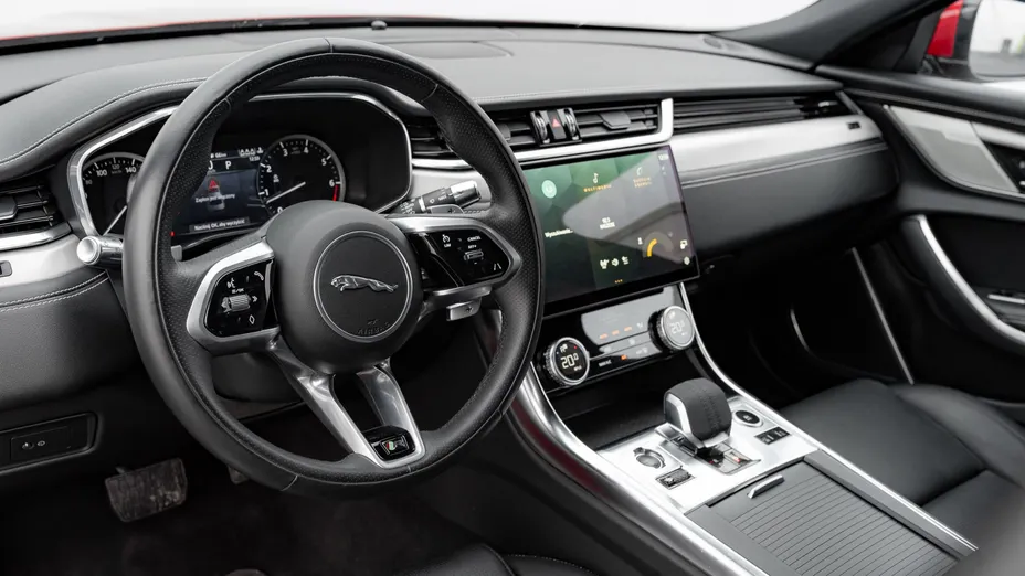 JAGUAR XF XF 2.0 P250 R-Dynamic SE