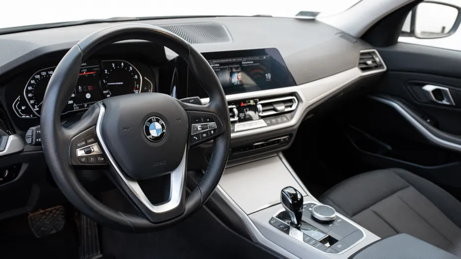 BMW Seria 3 318i Advantage aut