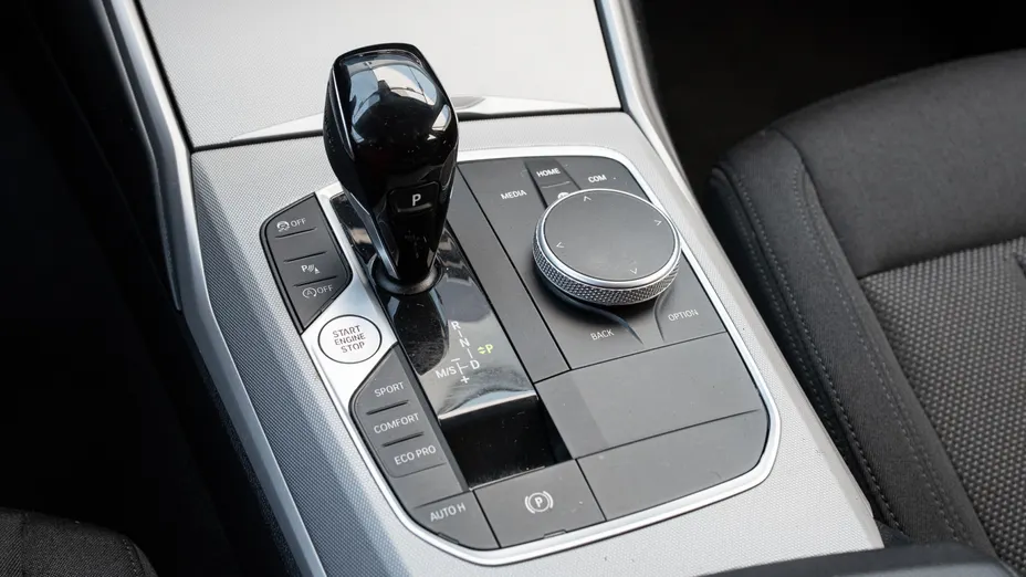 BMW Seria 3 318i Advantage aut