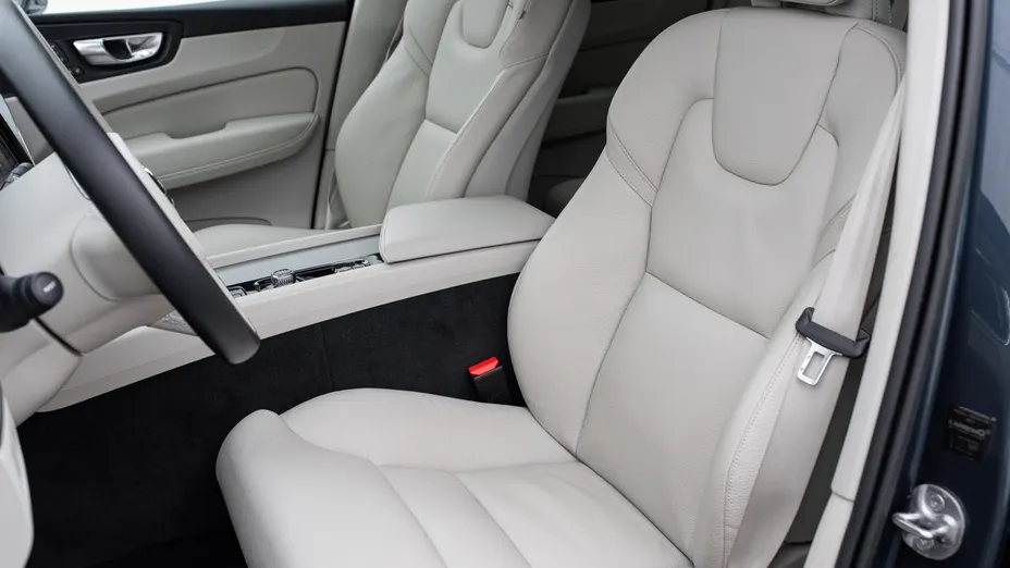 VOLVO XC60 XC60 B4 D AWD Plus Dark aut