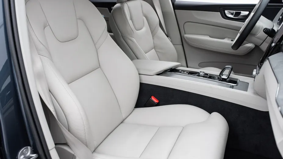 VOLVO XC60 XC60 B4 D AWD Plus Dark aut