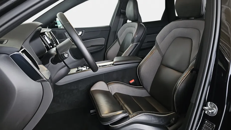 VOLVO XC60 XC60 B4 D AWD Plus Dark aut