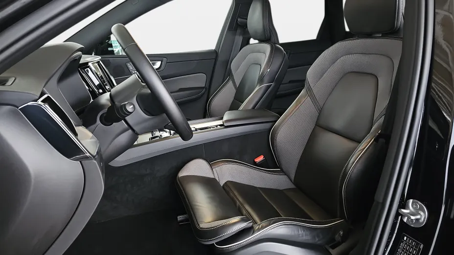 VOLVO XC60 XC60 B4 D AWD Plus Dark aut