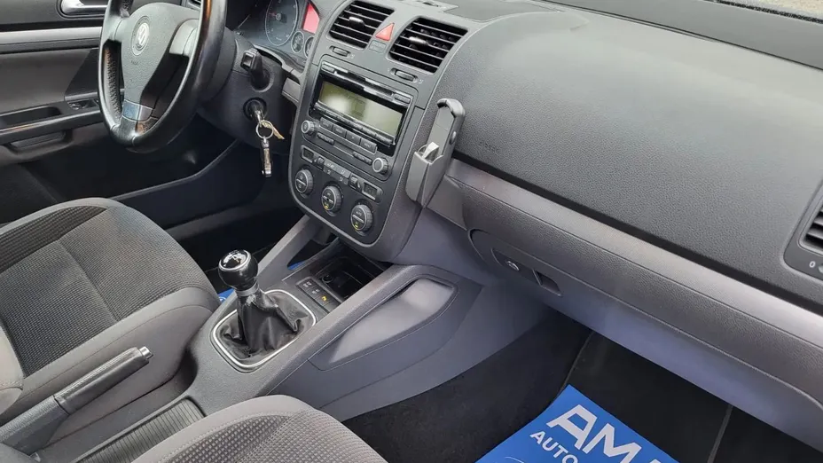 VOLKSWAGEN Golf -