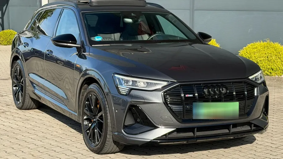 AUDI e-tron -