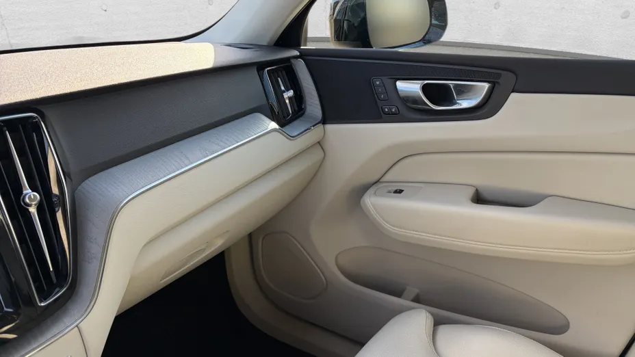 VOLVO XC60 XC60 B4 D AWD Plus Dark aut
