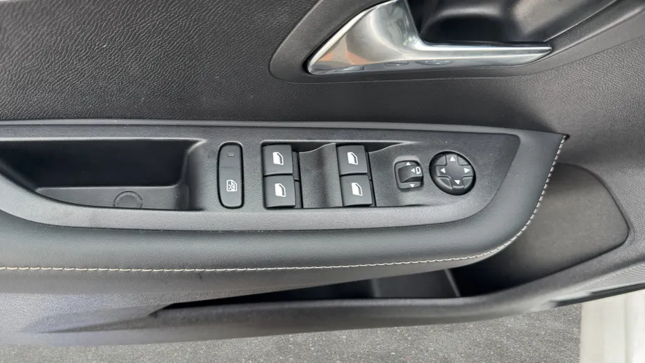 PEUGEOT 208 e-208 50kWh Allure