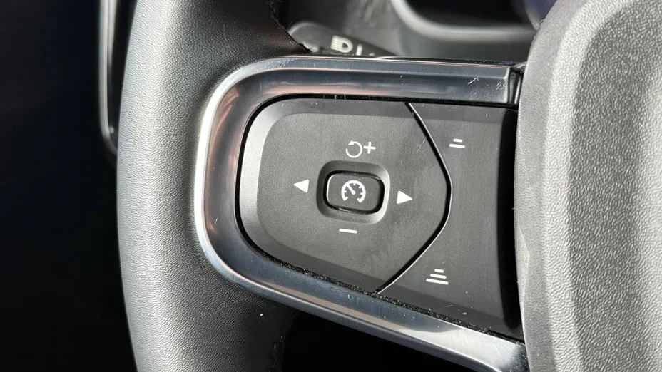 VOLVO XC40 XC40 73kWh P6 Recharge Plus aut