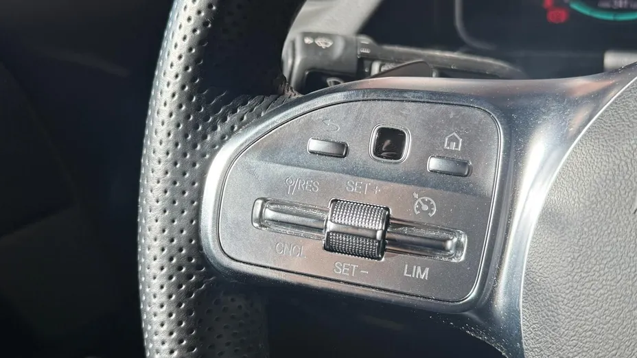 MERCEDES-BENZ EQA EQA 300 66.5kWh 4-Matic Electric Art