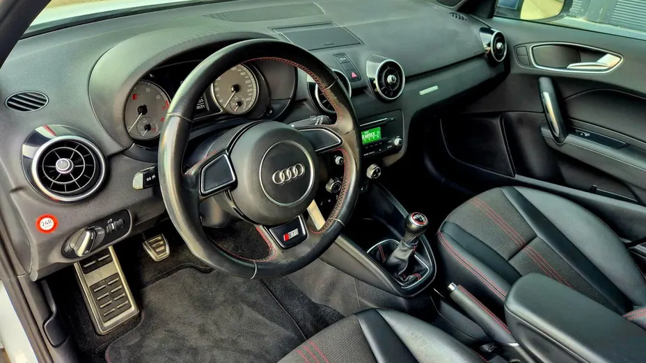 AUDI S1 -