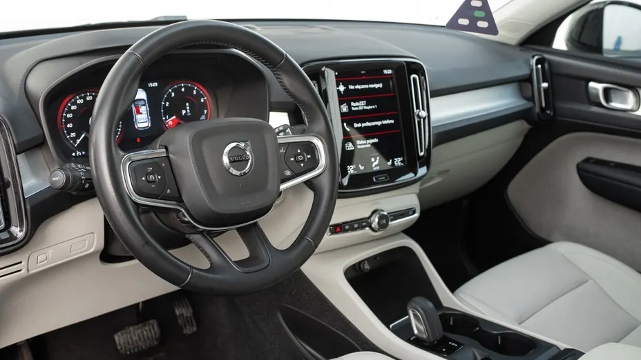 VOLVO XC40 XC40 B4 B AWD Momentum aut