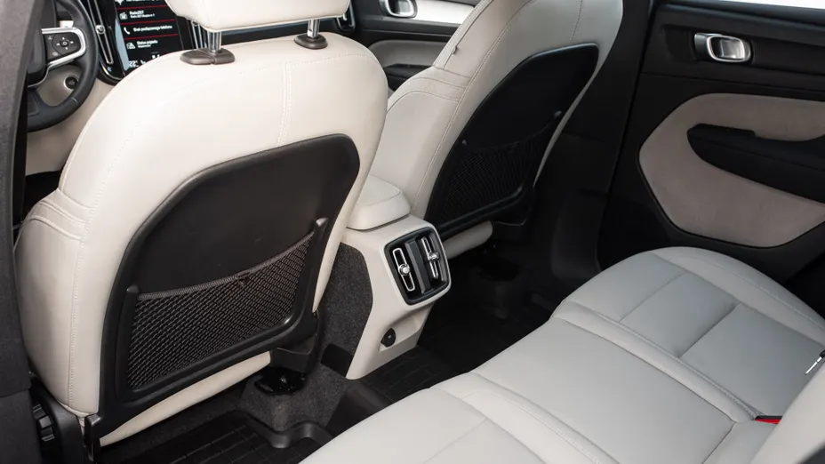 VOLVO XC40 XC40 B4 B AWD Momentum aut