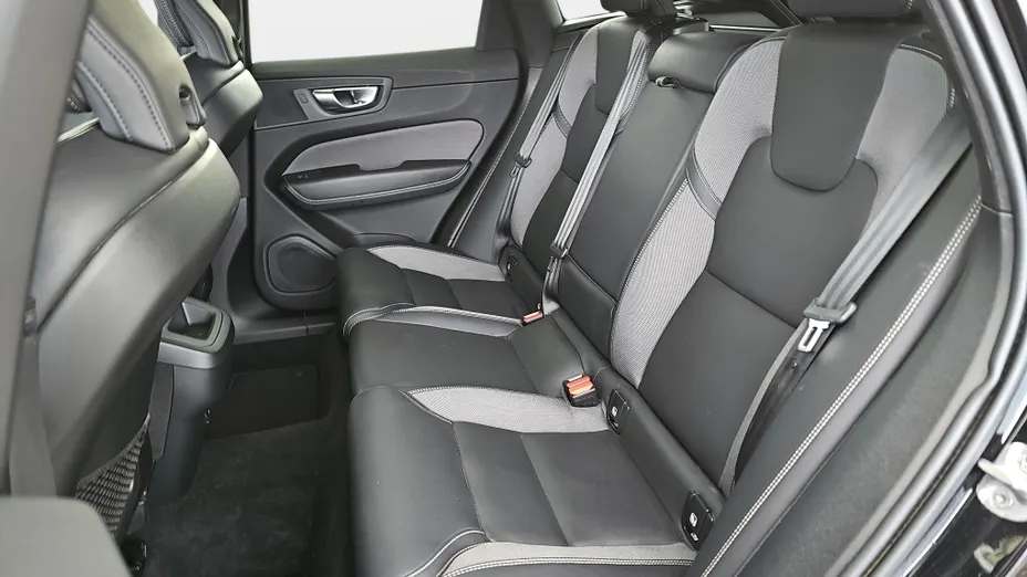 VOLVO XC60 XC60 B4 D AWD Plus Dark aut