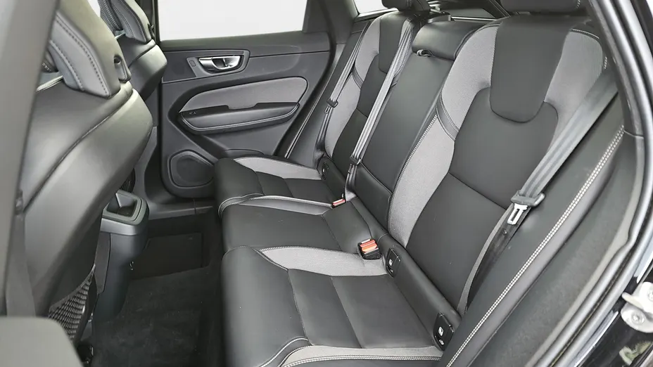 VOLVO XC60 XC60 B4 D AWD Plus Dark aut