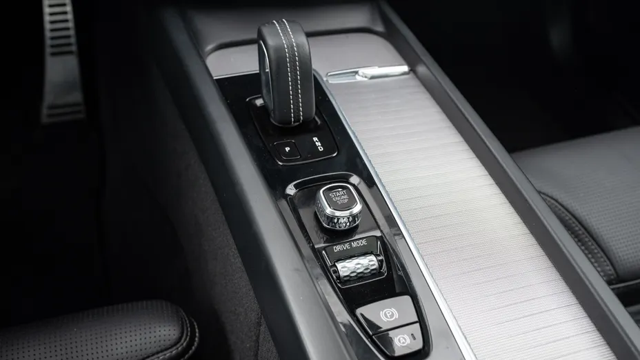 VOLVO XC60 XC60 T8 AWD Plug-In Hybrid R-Design aut