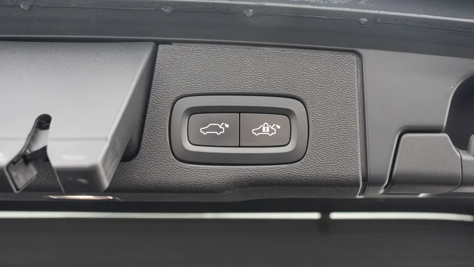 VOLVO XC60 XC60 T8 AWD Plug-In Hybrid R-Design aut