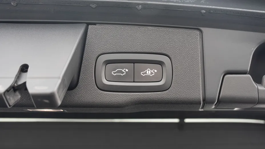 VOLVO XC60 XC60 T8 AWD Plug-In Hybrid R-Design aut