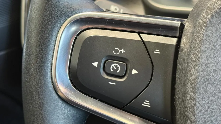 VOLVO XC40 XC40 73kWh P6 Recharge Plus aut