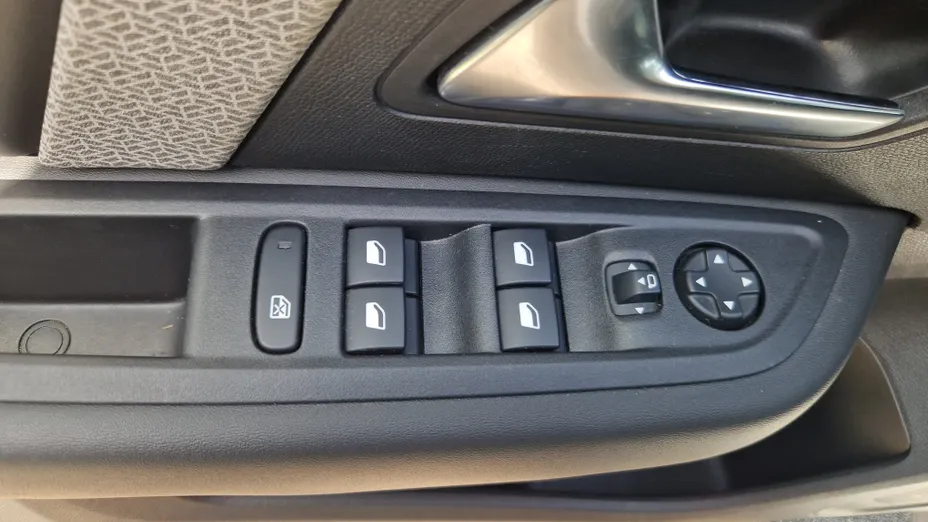 CITROEN C4 X e-C4 X EV136 50kWh Shine
