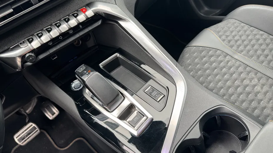 PEUGEOT 3008 3008 1.6 PureTech Hybrid PHEV Road Trip S&S EAT8