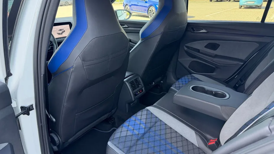 VOLKSWAGEN Golf -