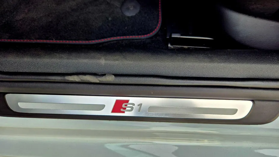 AUDI S1 -