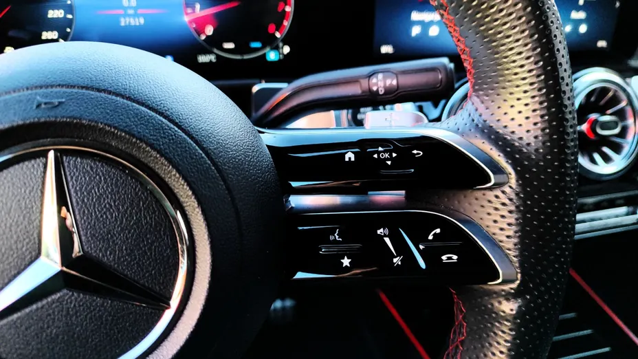 MERCEDES-BENZ GLB GLB 200 AMG Line 7G-DCT