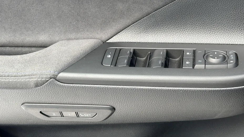 TOYOTA C-HR C-HR 2.0 PHEV Dynamic Force Executive