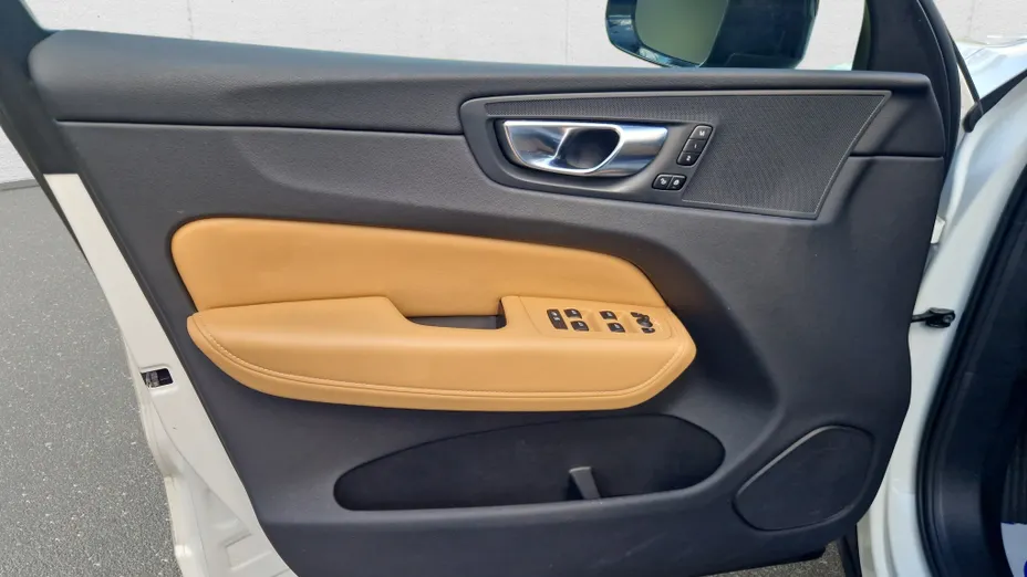 VOLVO XC60 XC60 B4 D AWD Plus Dark aut