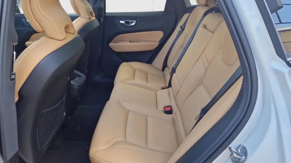 VOLVO XC60 XC60 B4 D AWD Plus Dark aut