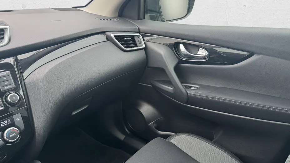 NISSAN Qashqai Qashqai 1.3 DIG-T N-Connecta DCT