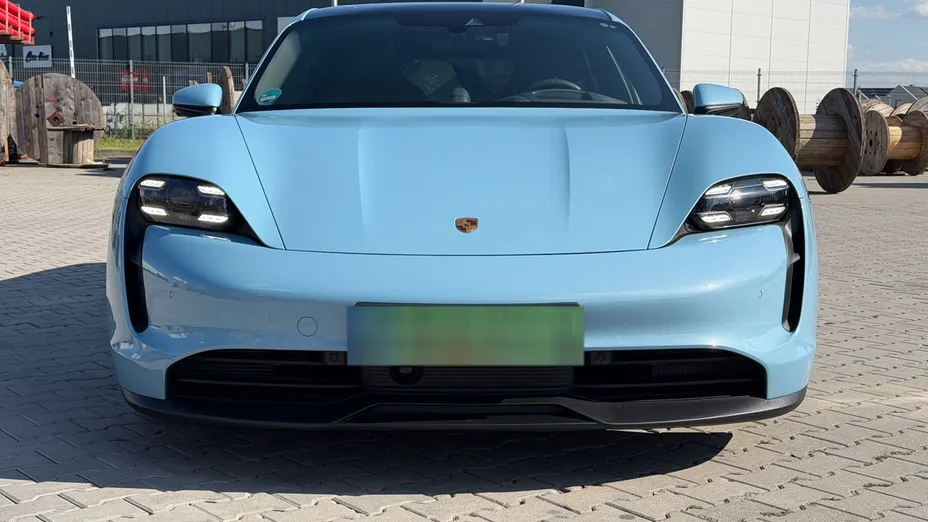 PORSCHE Taycan -