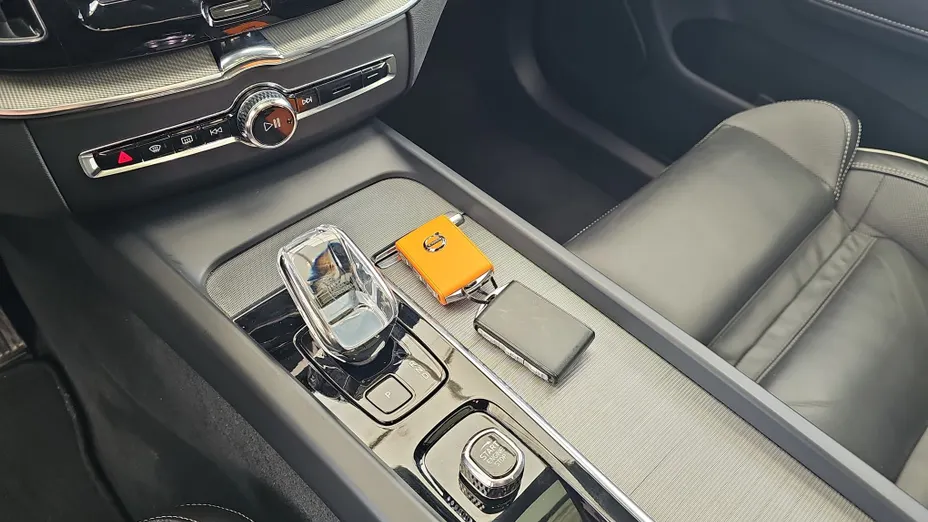 VOLVO XC60 XC60 T8 Plug-In Hybrid AWD Ultimate Dark aut
