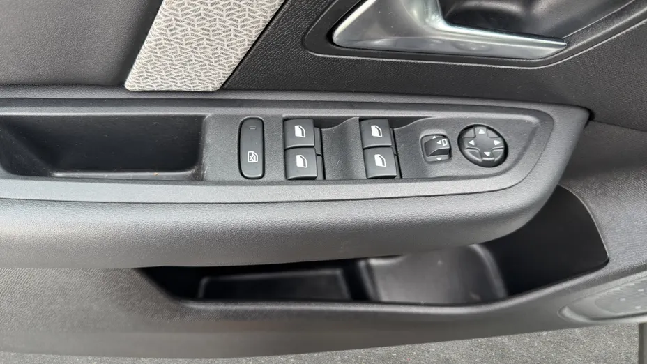 CITROEN C4 X e-C4 X EV136 50kWh Shine