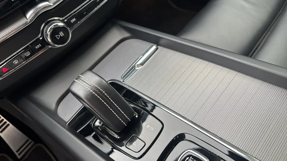 VOLVO XC60 XC60 T8 AWD Plug-In Hybrid R-Design aut
