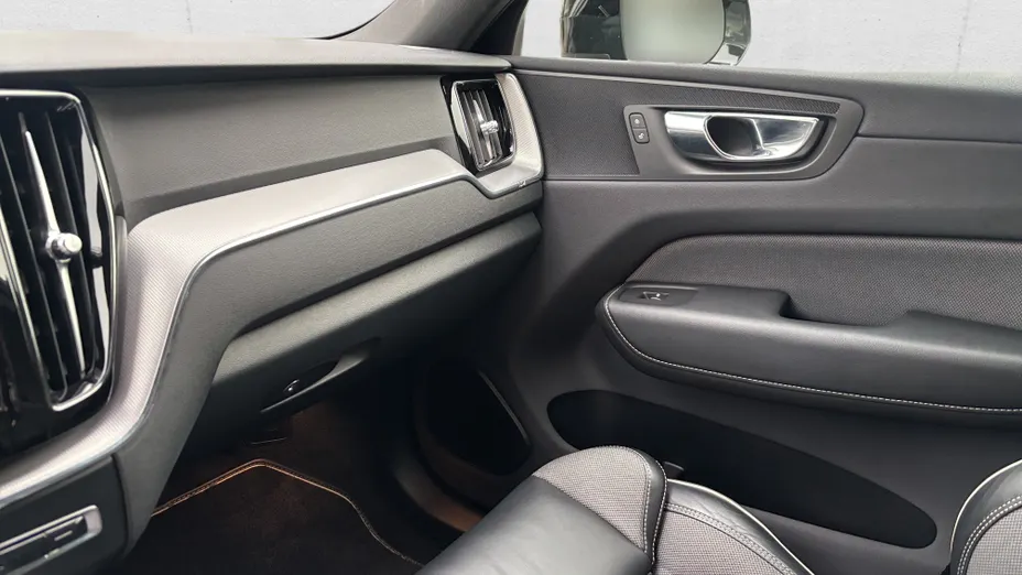 VOLVO XC60 XC60 T8 AWD Plug-In Hybrid R-Design aut