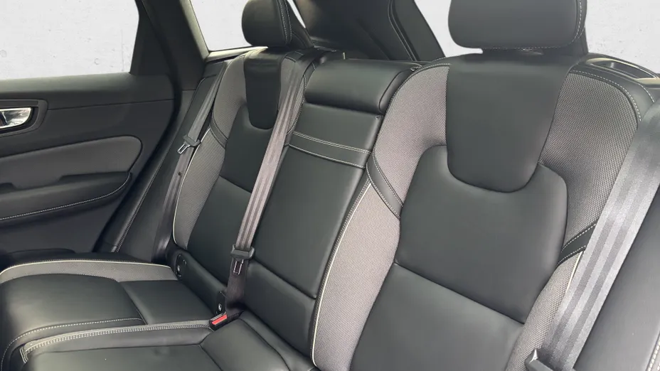 VOLVO XC60 XC60 T8 AWD Plug-In Hybrid R-Design aut