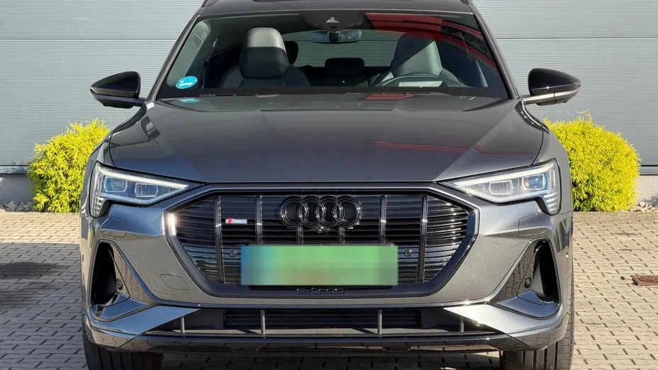 AUDI e-tron -