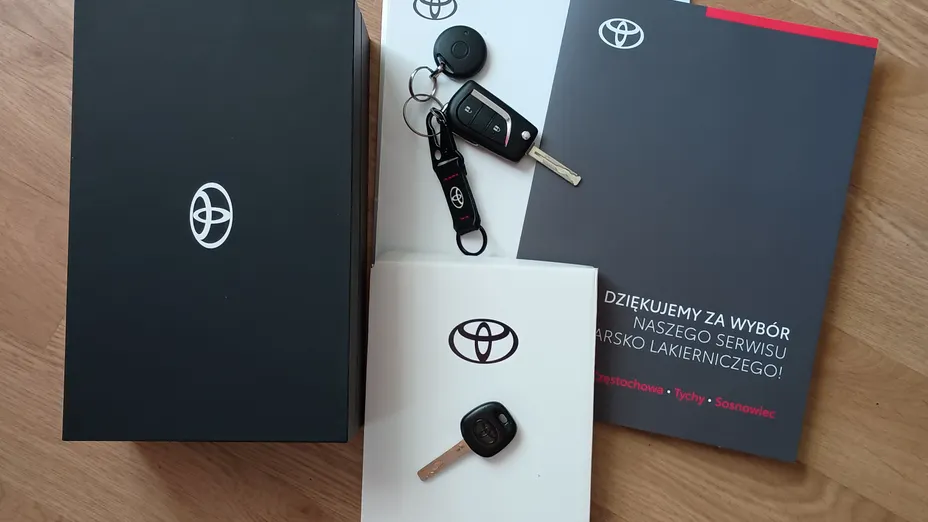 TOYOTA Yaris -
