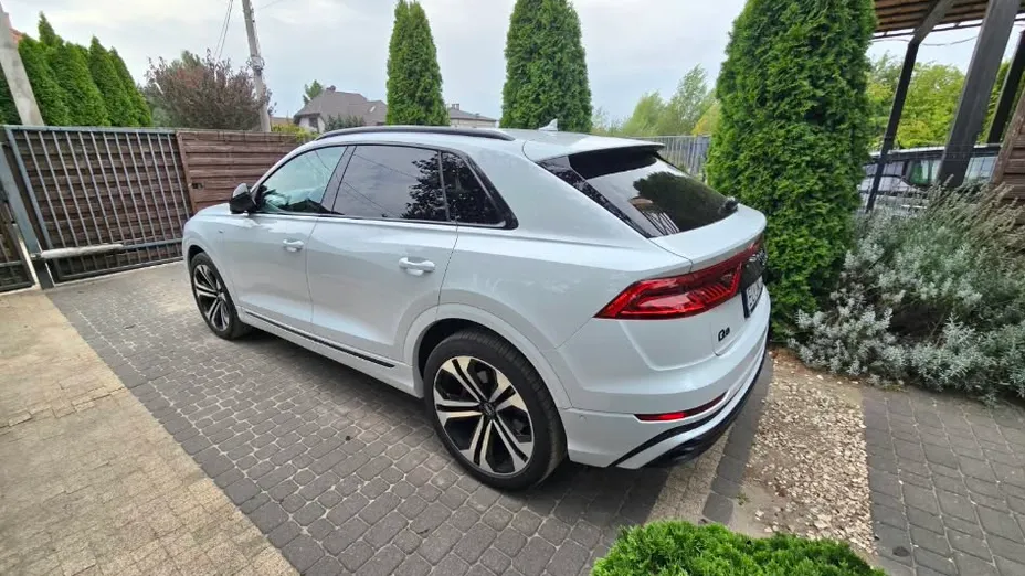 AUDI Q8 -