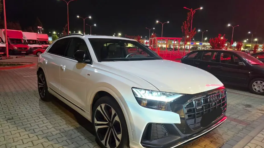 AUDI Q8 -