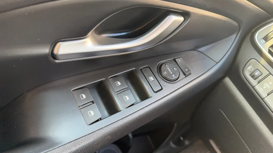 HYUNDAI i30 i30 1.4 Classic +