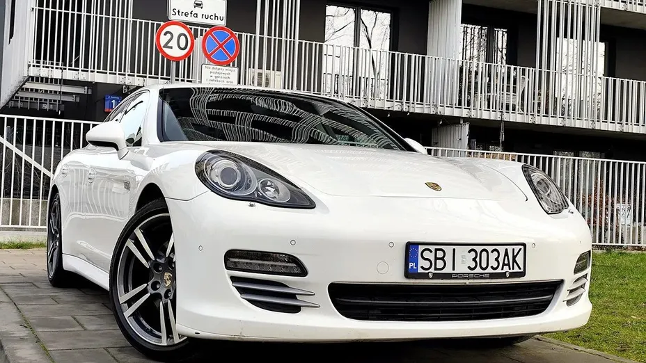 PORSCHE Panamera -