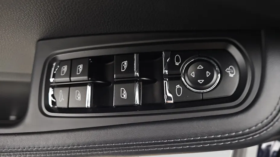 PORSCHE Macan -